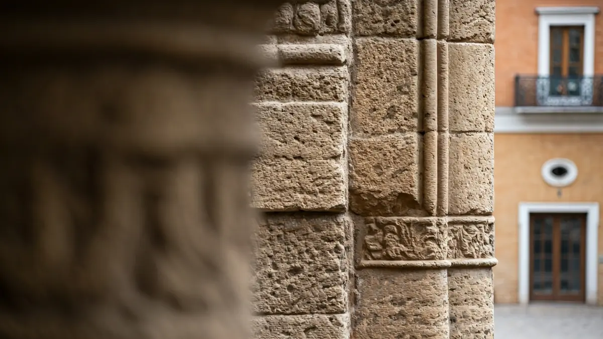 Imagen de las Reales Atarazanas de Sevilla, mostrando la superposición de elementos históricos y modernos.