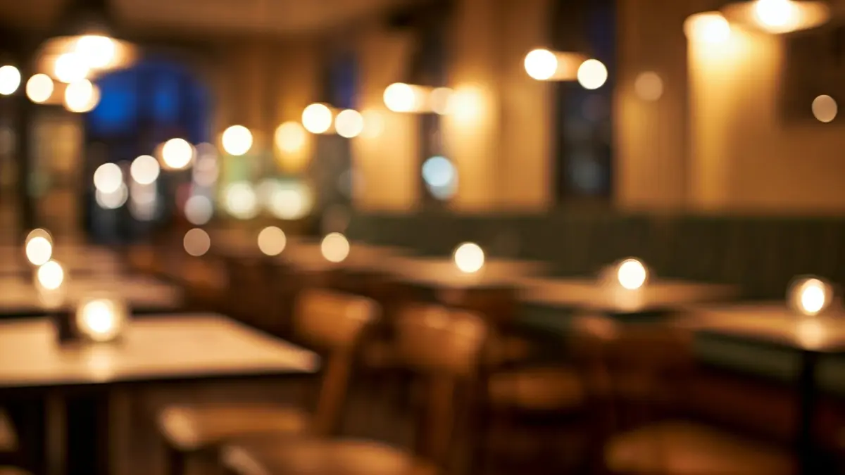 Imagen genérica de un restaurante acogedor con ambiente cálido y mesas ocupadas.