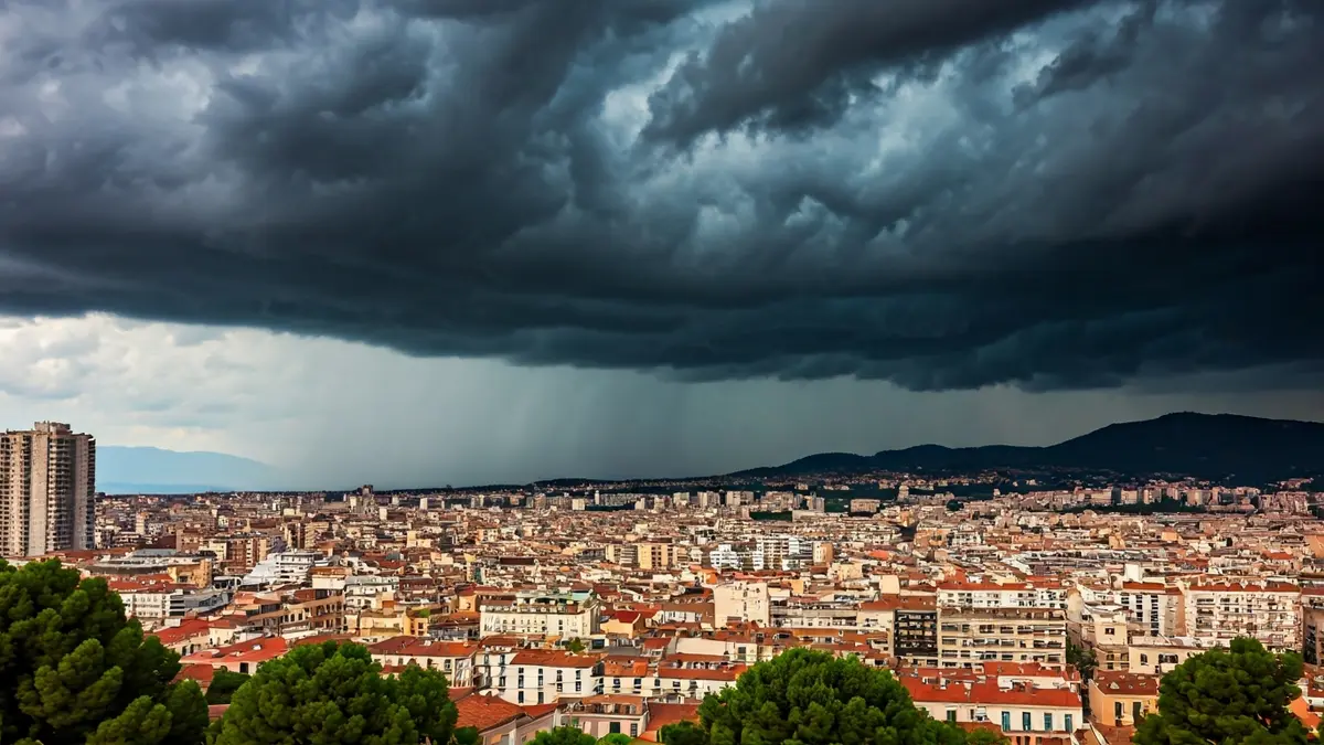 Imagen genérica de una tormenta con granizo sobre una ciudad.