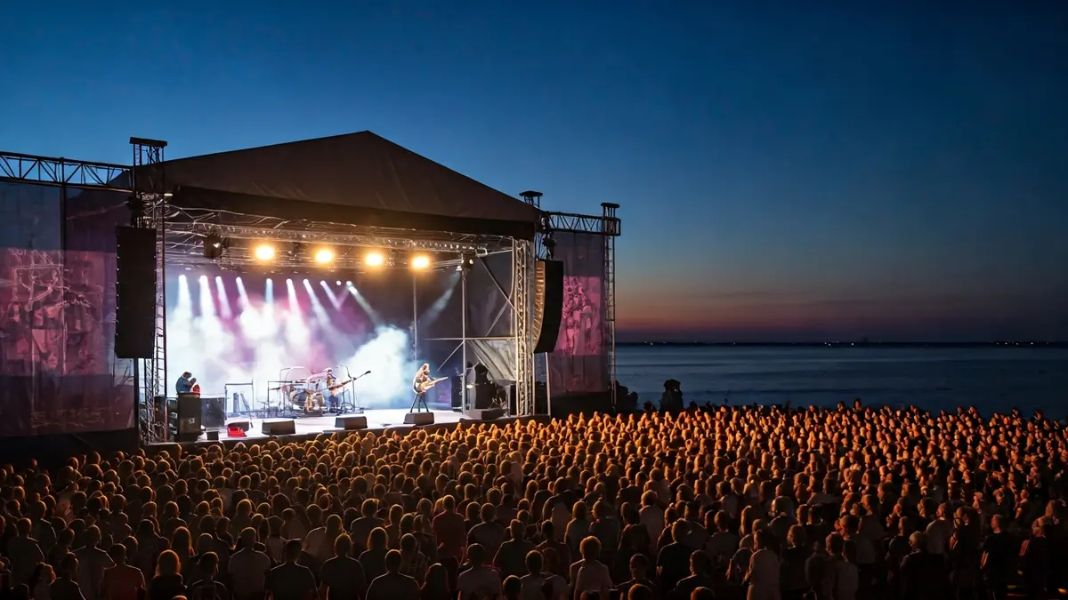 Imagen genérica de un concierto de rock al aire libre por la noche junto a un lago marítimo.
