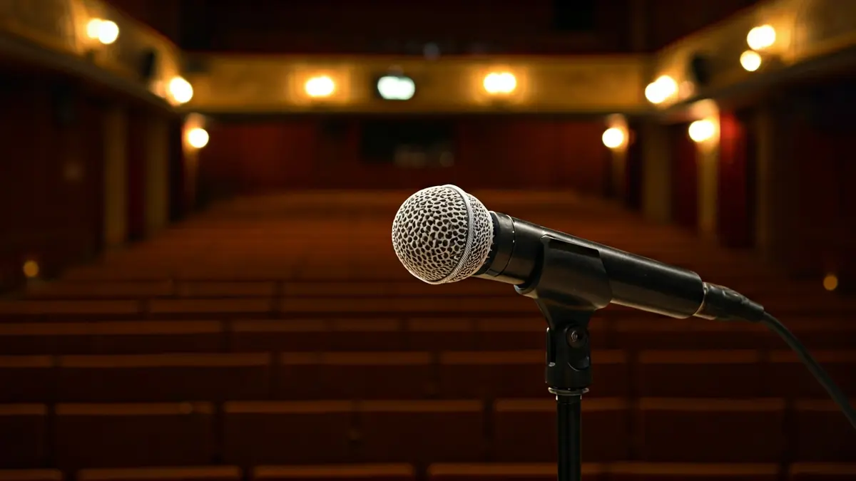 Imagen genérica de un micrófono en un escenario de teatro, simbolizando un evento de divulgación científica.