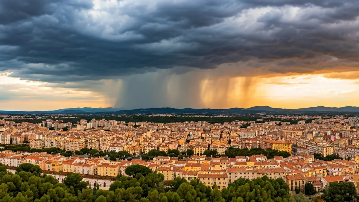 Imagen genérica de un cielo tormentoso con calima sobre un paisaje mediterráneo.