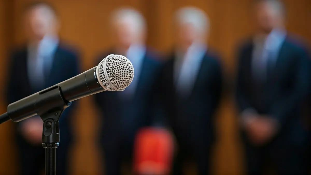 Imagen genérica de un micrófono en un podio durante una conferencia de prensa.