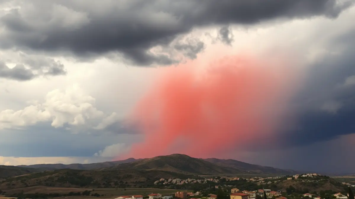 Imagen genérica de un cielo tormentoso con nubes de calima, sugiriendo lluvia de barro.