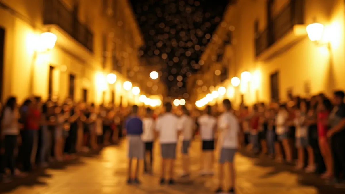 Imagen genérica de una procesión infantil festiva en una plaza de pueblo.