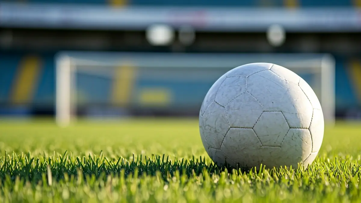 Imagen genérica de un balón de fútbol en un campo de césped.
