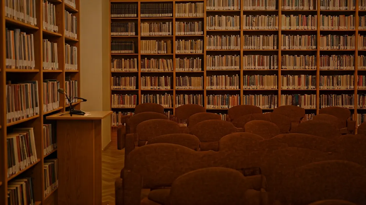 Imagen genérica de una sala de presentación de libros en una biblioteca.