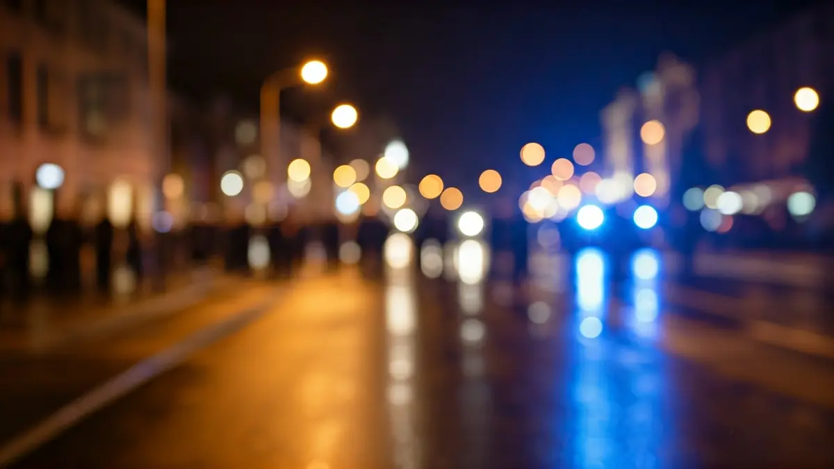 Imagen genérica de luces de emergencia en la noche, reflejadas en el asfalto mojado.