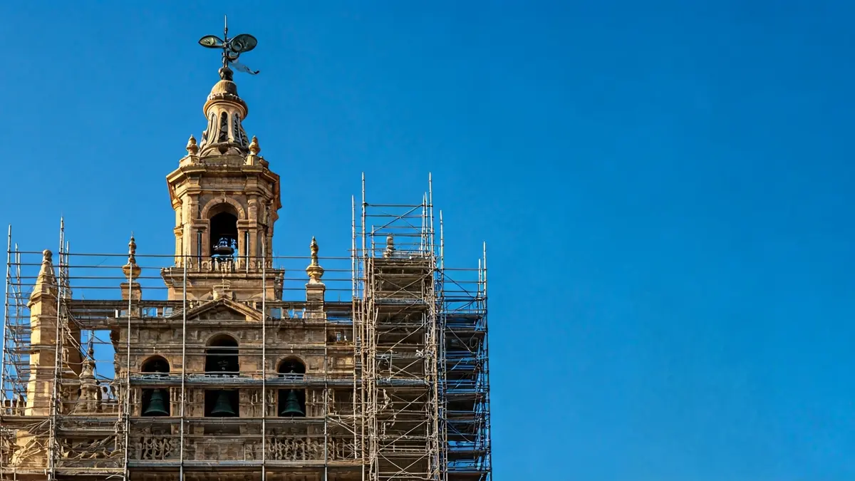 Imagen de la Giralda de Sevilla con andamios durante su restauración.