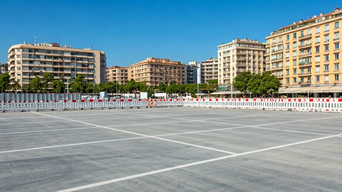 Imagen de un solar en Málaga con las primeras obras logísticas para el CaixaForum.