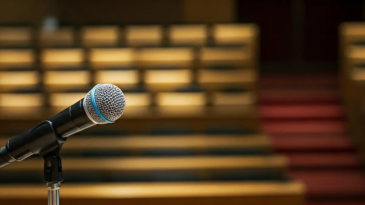 Imagen genérica de un micrófono en un podio, simbolizando el discurso político y las elecciones.