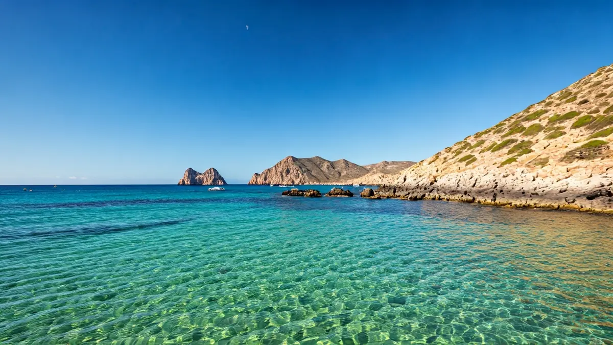 Imagen de una playa virgen en el Parque Natural de Cabo de Gata-Níjar, Almería.