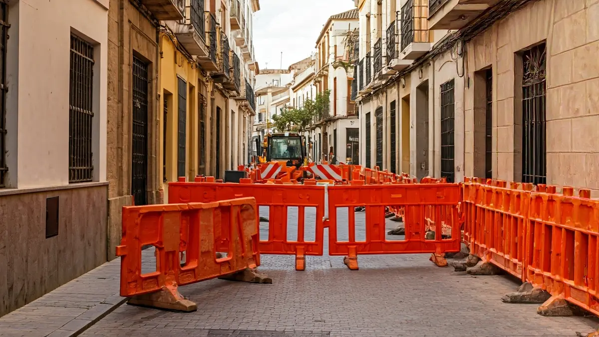Imagen de una calle en Cádiz con señalización de obras y desvíos de tráfico.