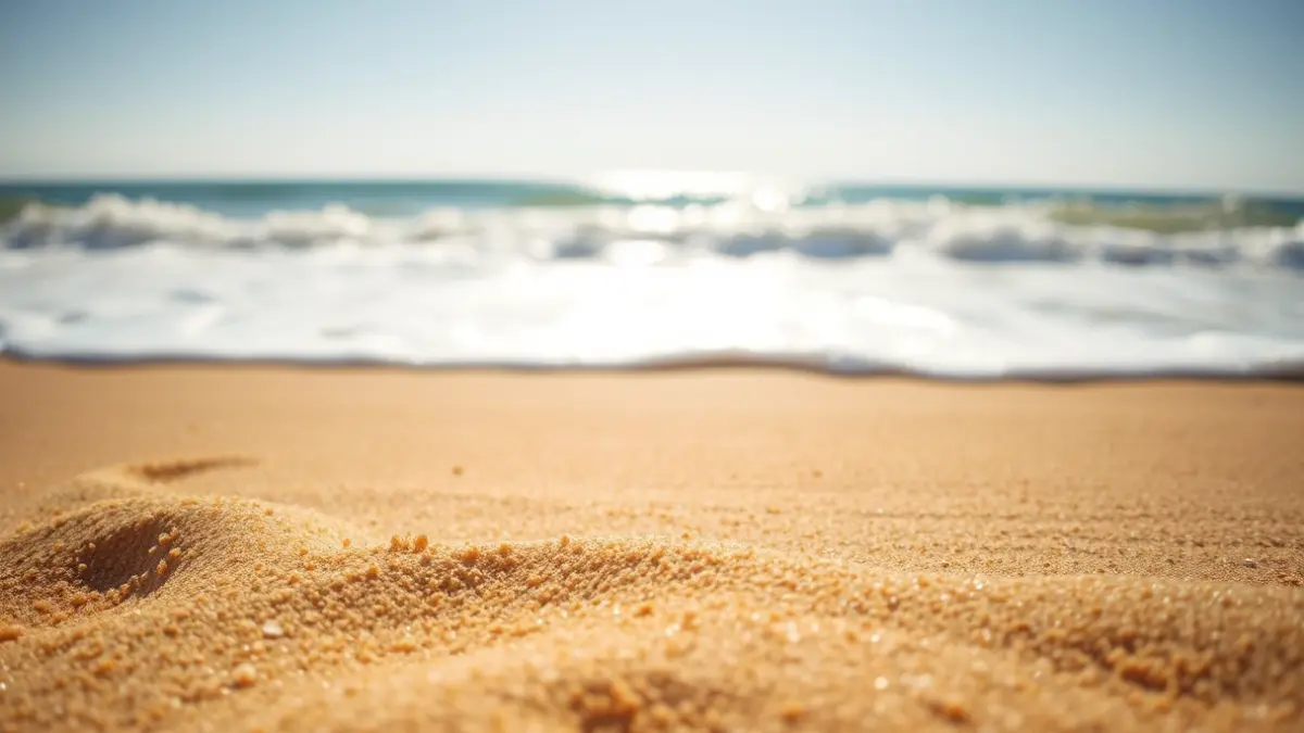 Imagen genérica de arena de playa en Cádiz, con el mar de fondo.