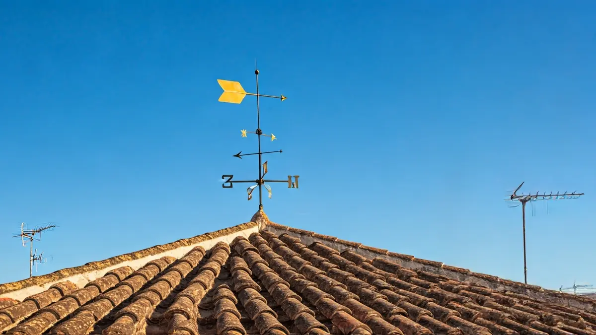 Imagen genérica de una veleta en un tejado andaluz bajo un cielo soleado.