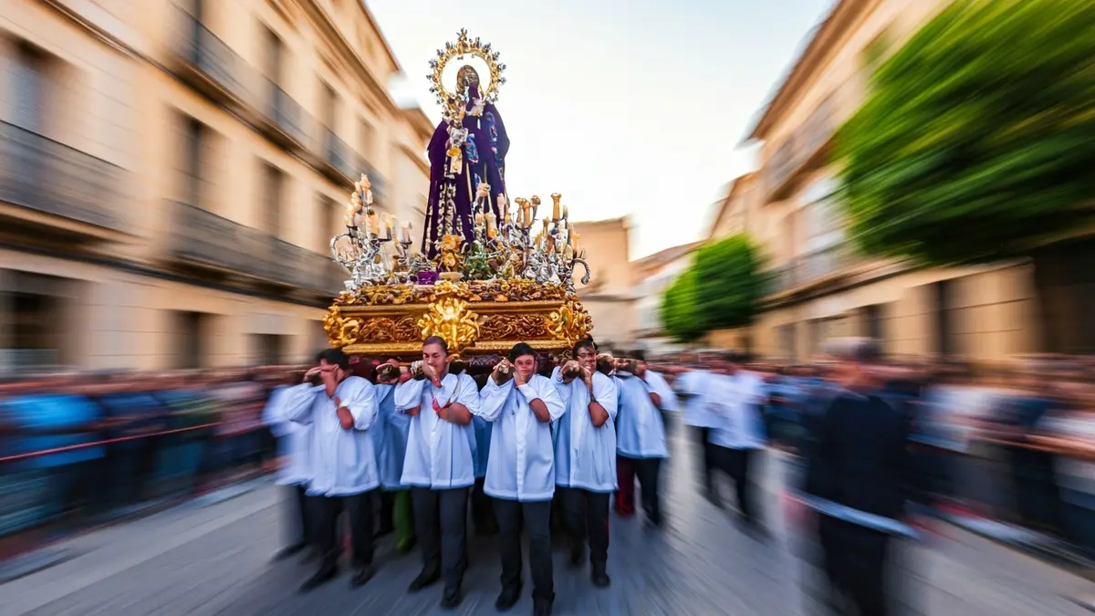 Image of a religious procession in an Andalusian town.