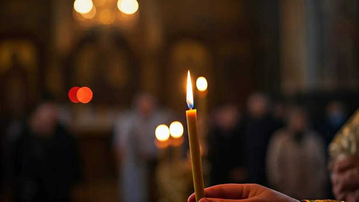 Imagen de una vela encendida durante una ceremonia religiosa ortodoxa.