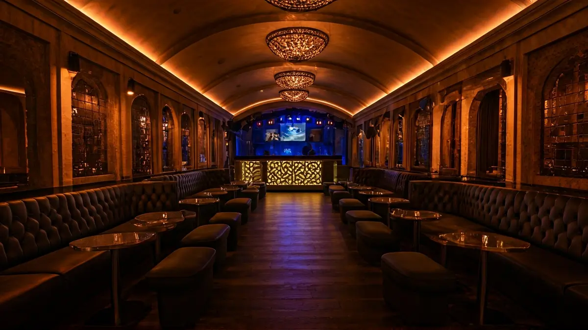 Interior de una discoteca de lujo con iluminación tenue y asientos elegantes.