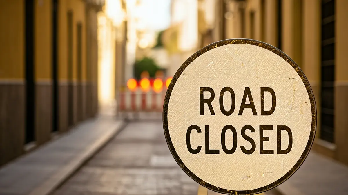 Señal de 'calle cortada' en una vía estrecha de una ciudad andaluza.
