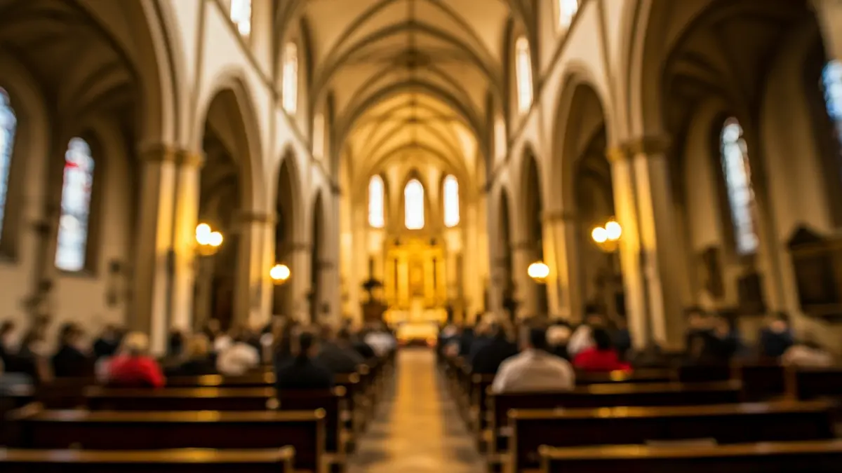 Interior de una iglesia con iluminación cálida y figuras borrosas, destacando el techo.