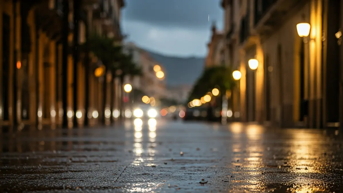 Imagen genérica de lluvia cayendo sobre una calle mojada en una ciudad mediterránea.