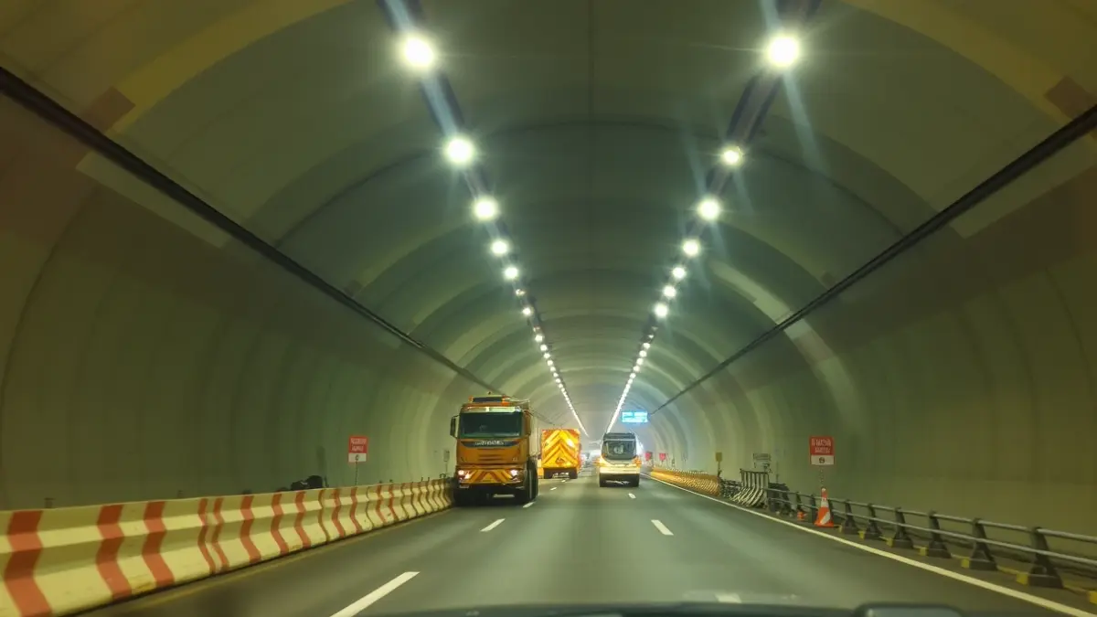 Image of modernization works inside a road tunnel.