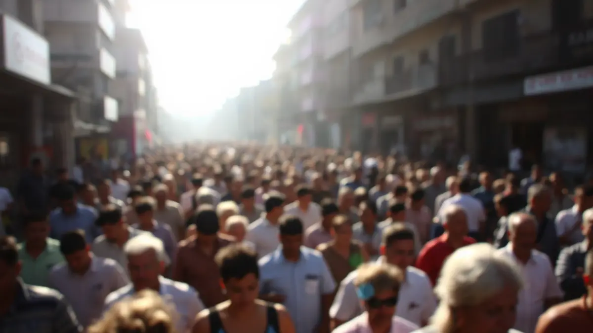 Imagen de una multitud de aficionados caminando bajo el sol, reflejando el descontento por la organización de un evento deportivo.