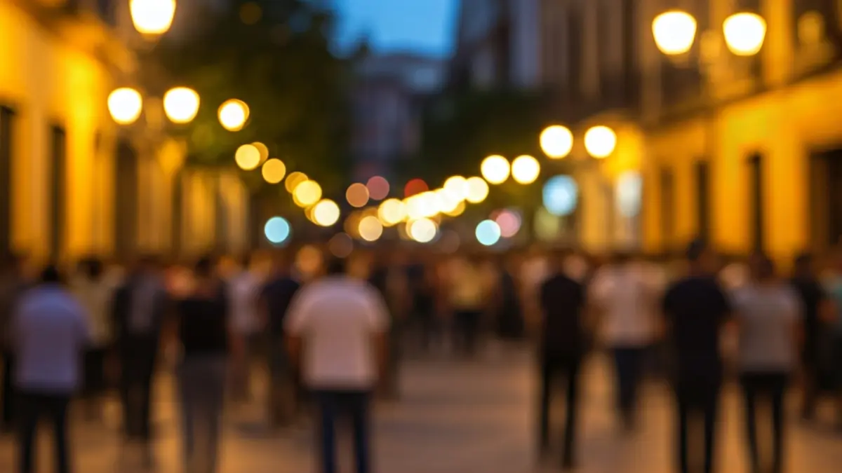 Imagen de ambiente festivo en las calles de Sevilla, con luces cálidas y gente celebrando.