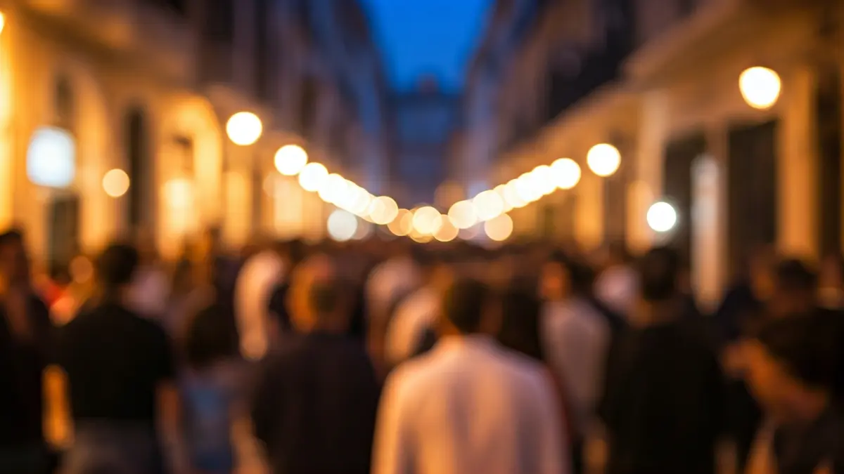 Imagen genérica de una calle concurrida durante un evento festivo en una ciudad mediterránea.