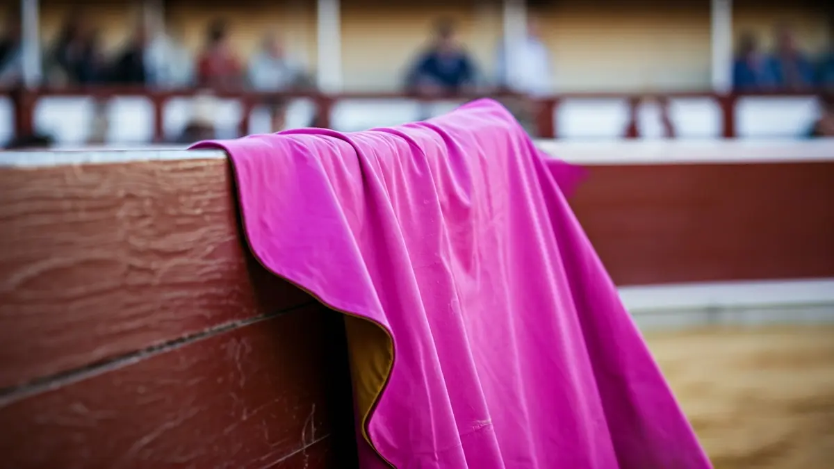 Imagen genérica de un capote de torero en una plaza de toros.