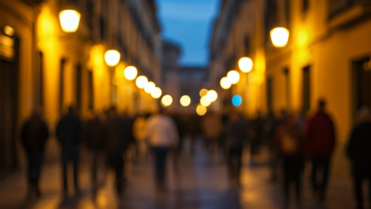 Imagen de una calle concurrida en Córdoba durante la Semana Santa, con gente y luces festivas.