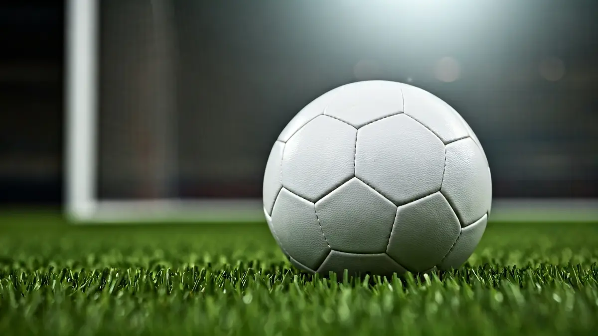 Imagen genérica de un balón de fútbol en el césped de un estadio.
