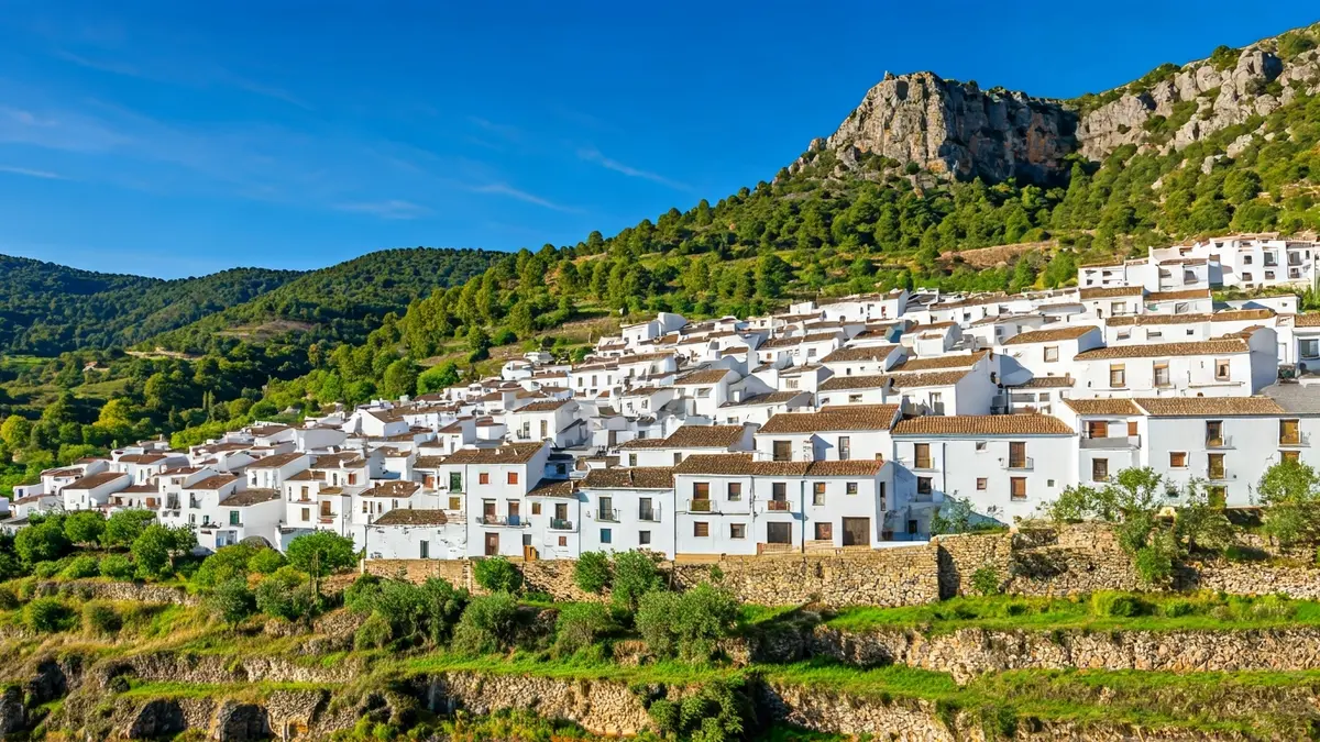Imagen de la Sierra de Aracena con sus pueblos blancos y paisaje natural.