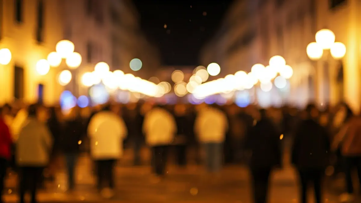 Imagen genérica de un ambiente festivo de carnaval en una calle iluminada.