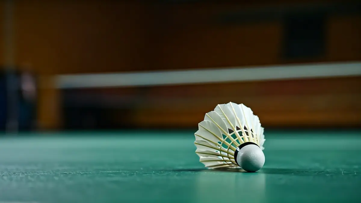 Imagen genérica de un volante de bádminton en la línea de una pista