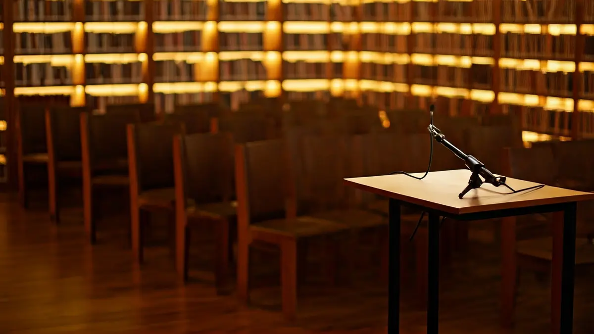 Imagen genérica de una sala de exposiciones o biblioteca con un ambiente acogedor.