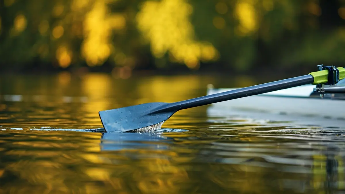 Imagen genérica de un remo cortando el agua en una competición.