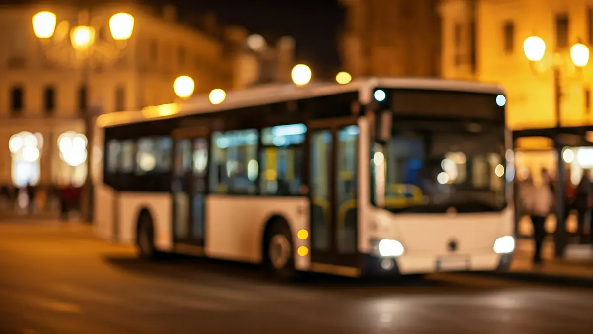 Imagen genérica de un autobús urbano en una parada, con luces de ciudad y ambiente festivo de fondo.