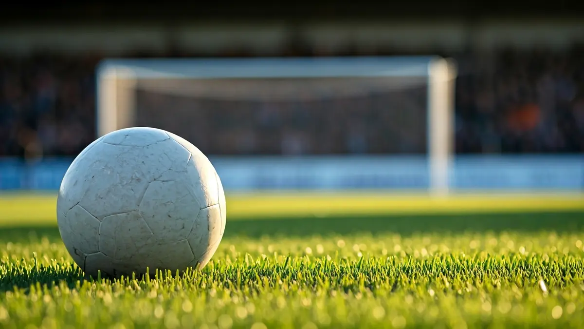 Imagen genérica de un balón de fútbol en el césped de un estadio.
