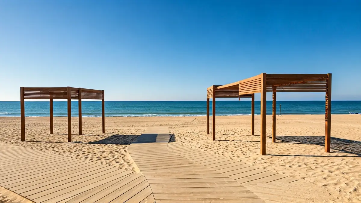 Imagen de una playa equipada con pérgolas y pasarelas de madera.