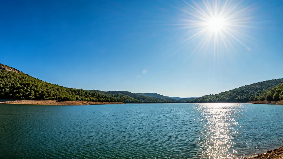 Imagen de un embalse con altos niveles de agua en un paisaje andaluz.
