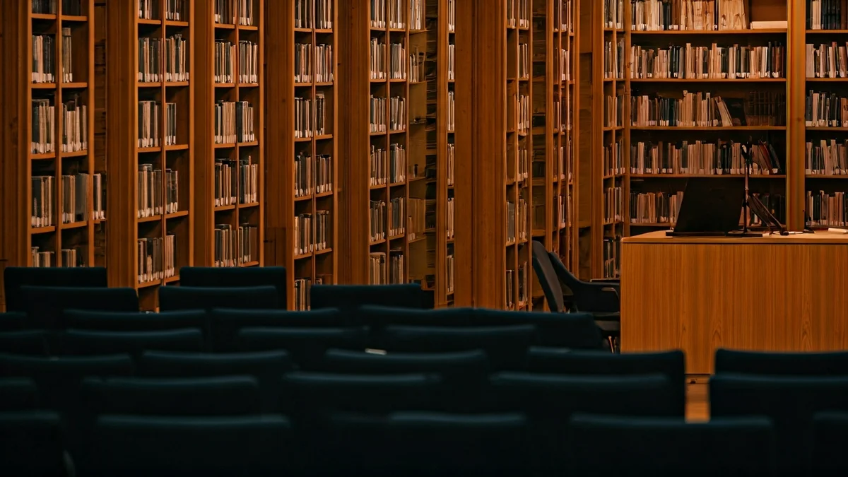 Imagen genérica de una sala de presentación de libros o conferencias.
