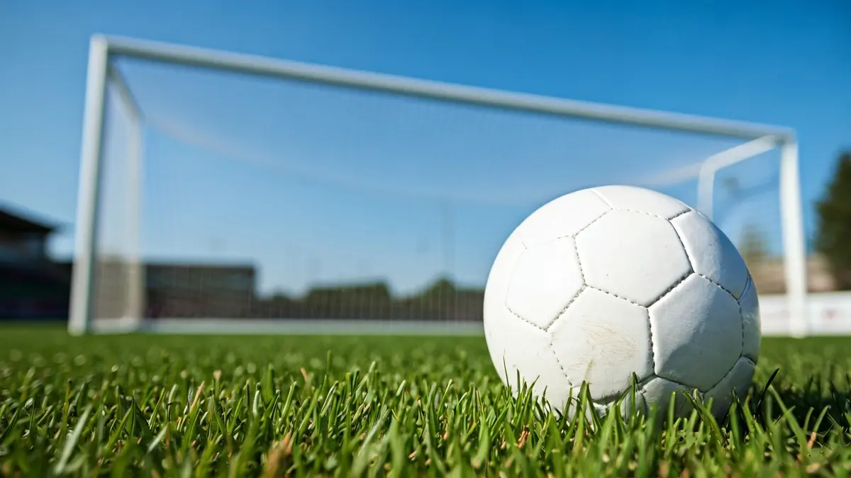 Imagen genérica de un balón de fútbol sobre el césped de un estadio.