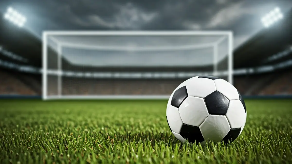 Imagen genérica de un balón de fútbol en el césped de un estadio.