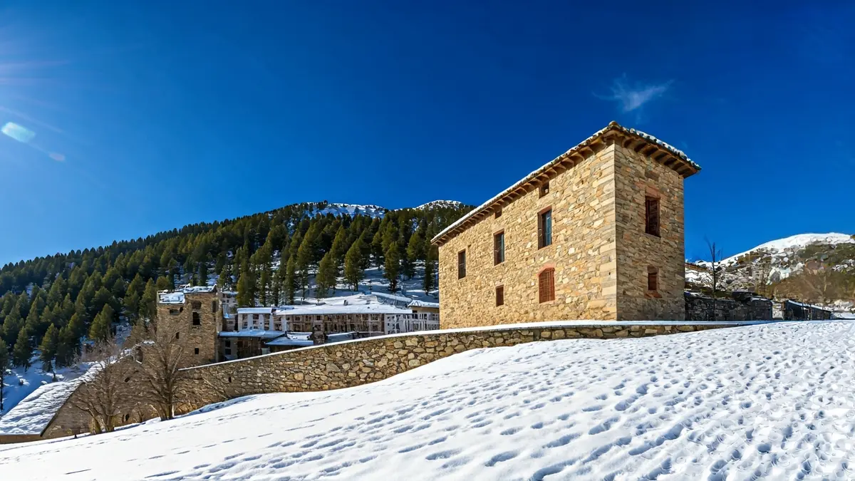 Antiguo hotel en Sierra Nevada, Granada, ahora casa de espiritualidad.