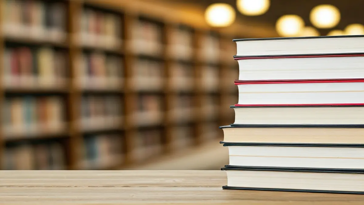 Imagen genérica de libros sobre una mesa en una biblioteca, simbolizando el aprendizaje y la literatura.
