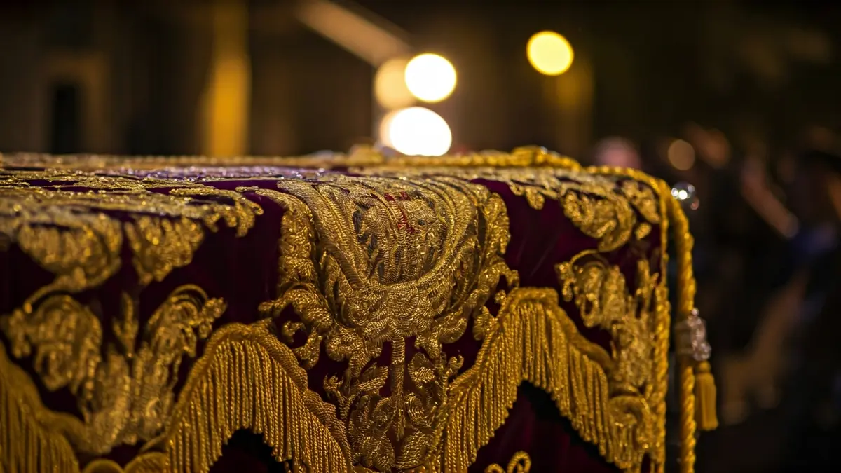Imagen de un estandarte de cofradía con bordados dorados.