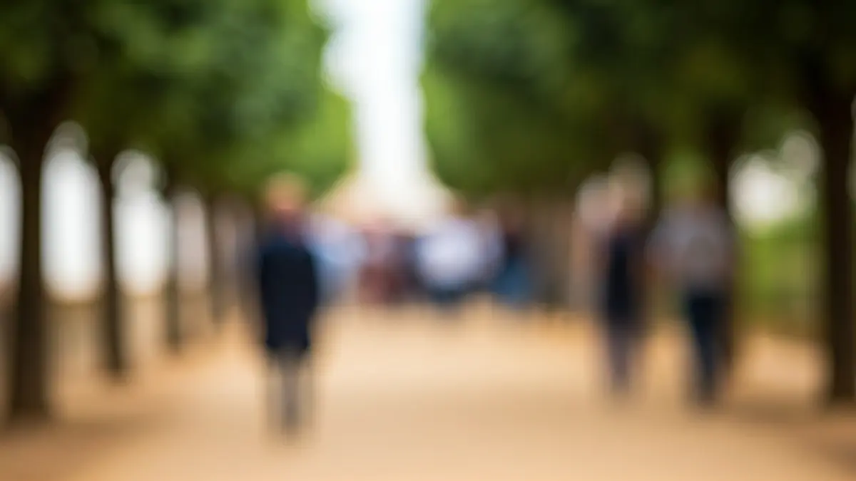 Imagen genérica de un camino rural andaluz, con luz cálida y vegetación borrosa.