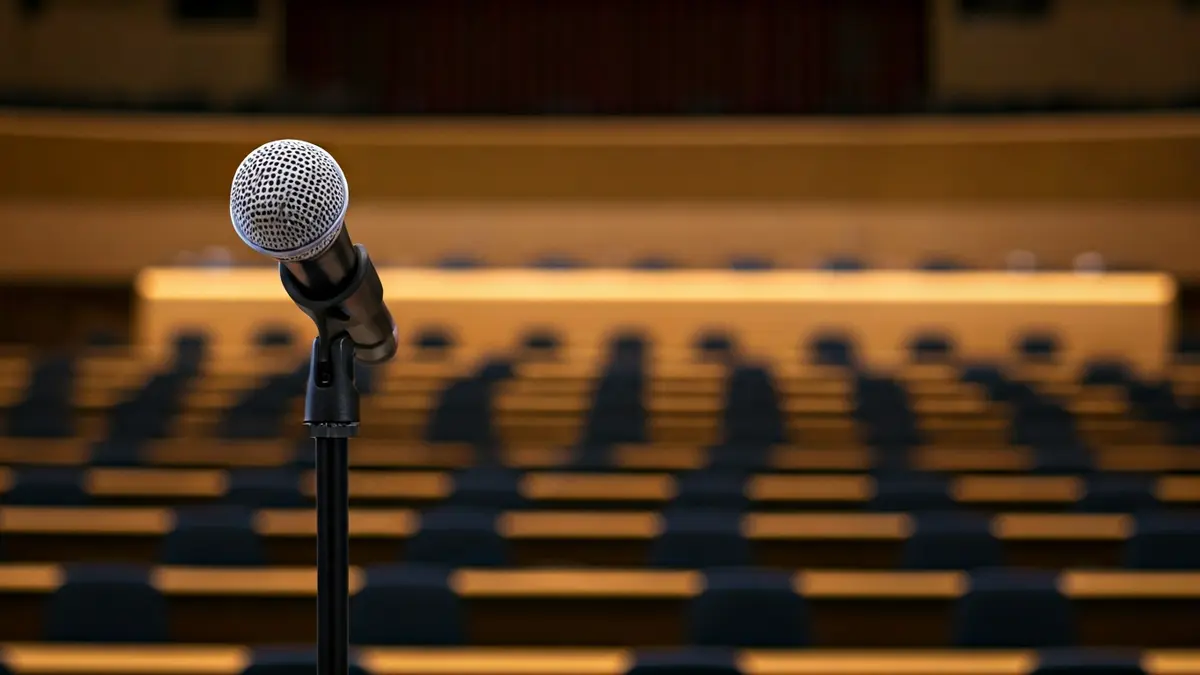 Imagen genérica de un atril con micrófono en un salón de actos, simbolizando un evento político.