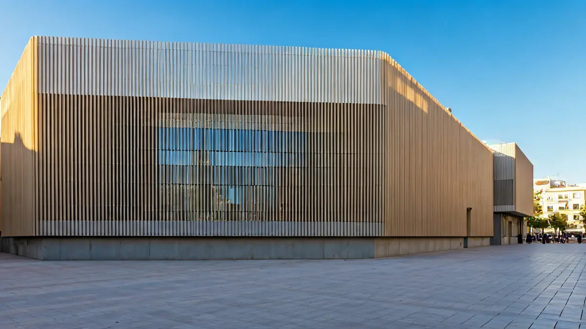 Fachada de un centro educativo moderno en Andalucía